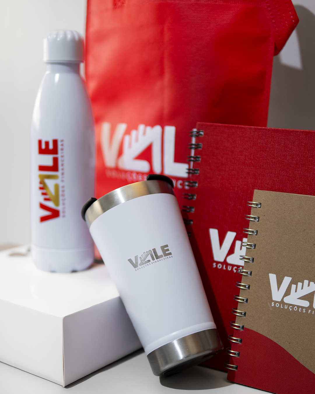 Kit de brindes corporativos com garrafa, copo, caderno e sacola