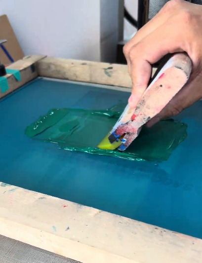 Processo de serigrafia realizado pela Affectio Brindes